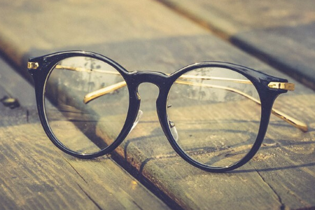 明月鏡片和依視路哪個(gè)好呢？